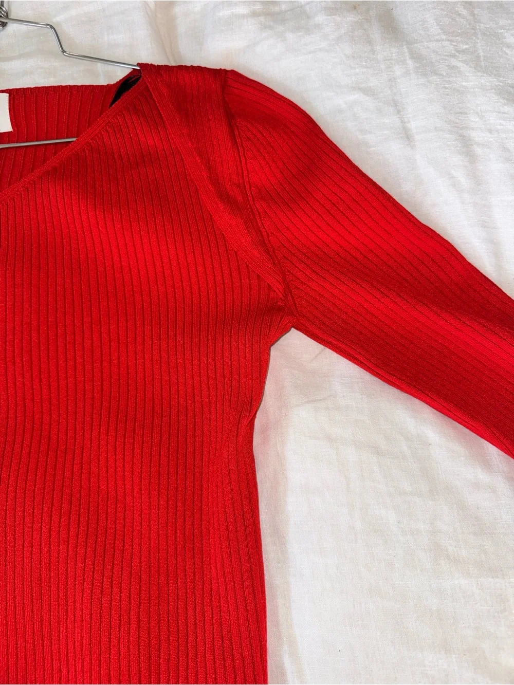 Red Ribbed V-Neck Women's Sweater H & M. NWT.    Size Small